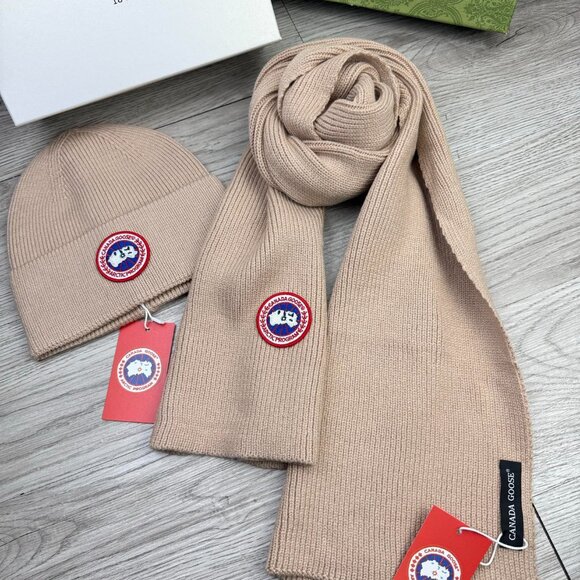 Canada Goose Knitted Hat and Scarf Two-Piece Set - Picture 3 of 6